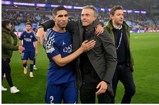 Joe Cole chi ra loi the cua PSG so voi Arsenal.