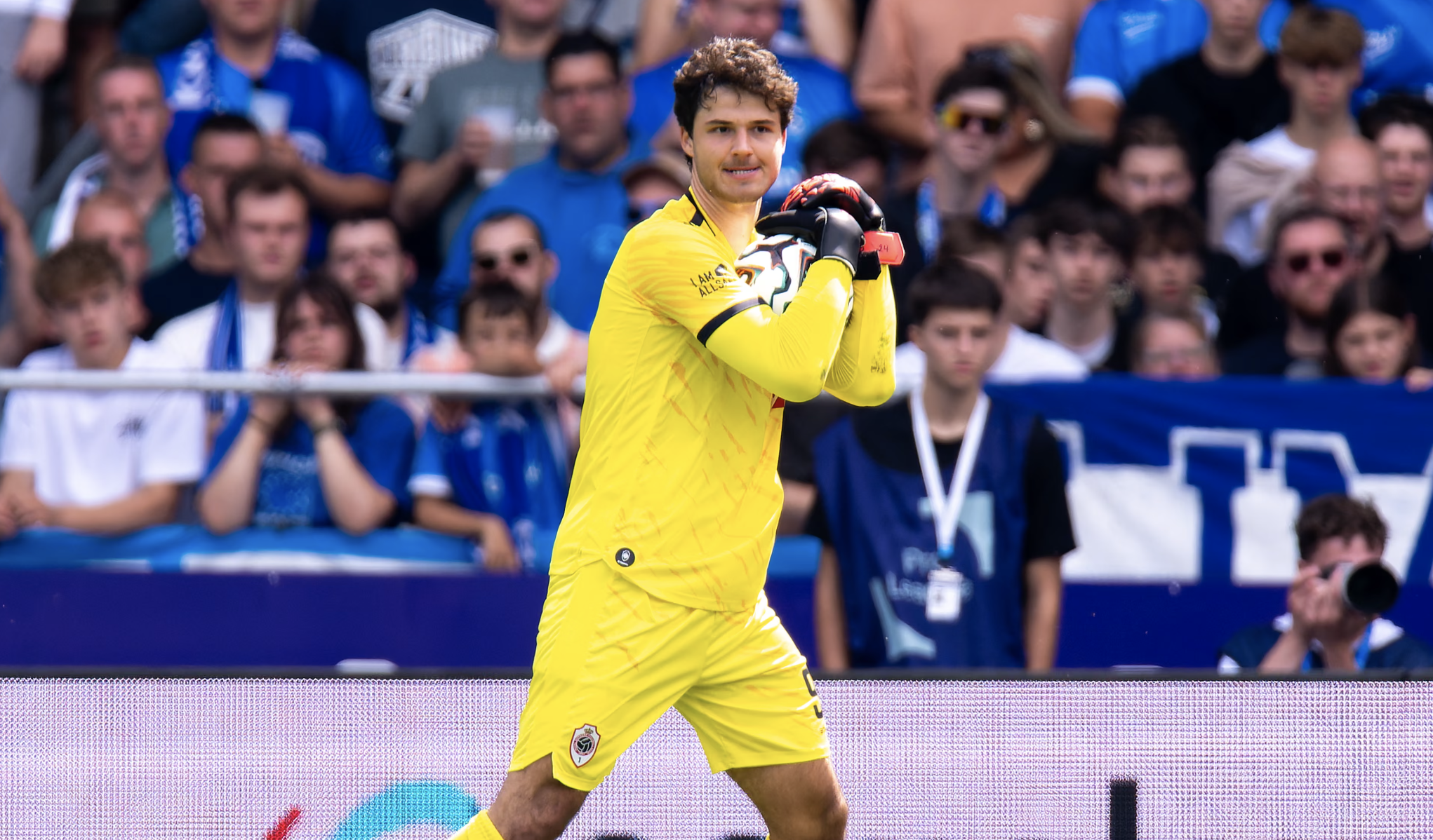 Senne Lammens sap gia nhap Manchester United va canh tranh voi Andre Onana cho vi tri so 1