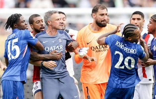 Luis Enrique nguy cơ bị phạt nặng vì xô ngã Joao Pedro
