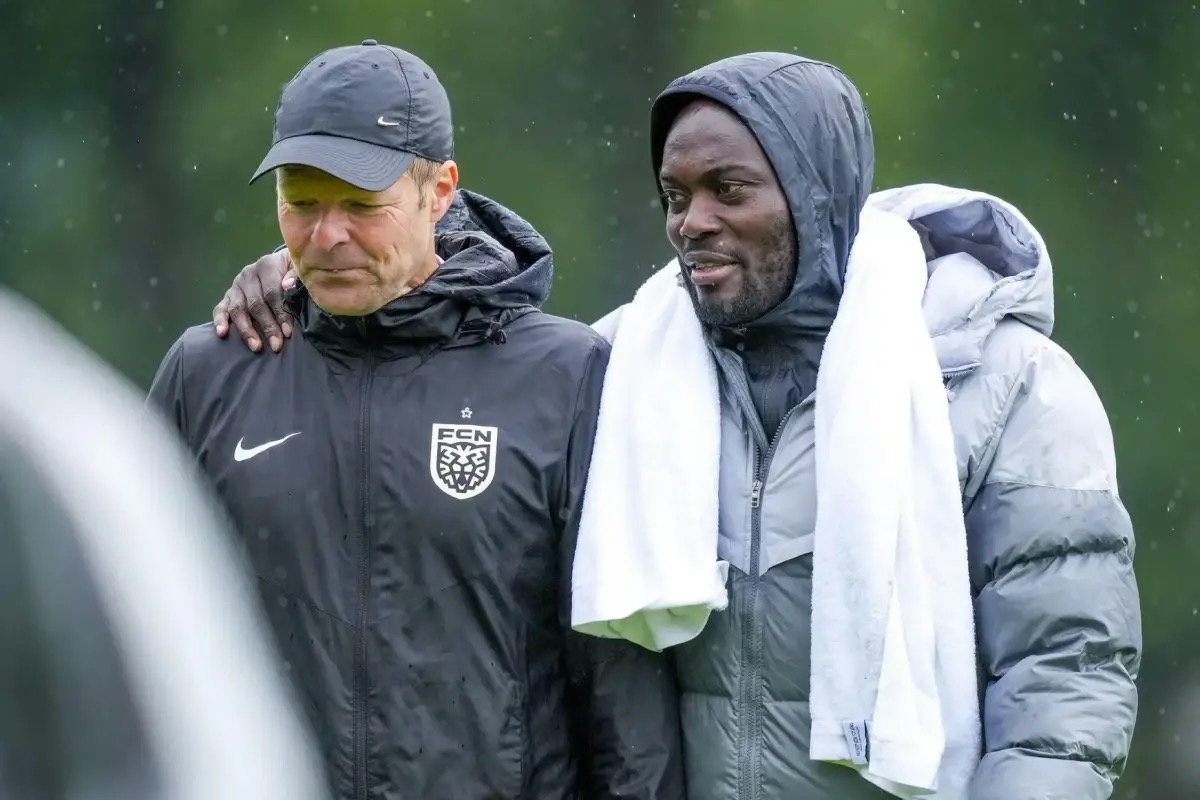 Michael Essien gia han hop dong them 2 nam voi CLB dan Mach