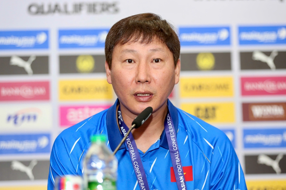 HLV Kim Sang Sik xin loi NHM sau tran thua Malaysia
