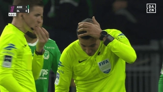 Trọng tài bị vật thể lạ ném trúng ở trận derby Saint-Etienne vs Lyon